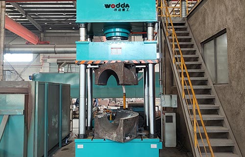 630噸四柱油壓機(jī)熱壓彎頭一次成型